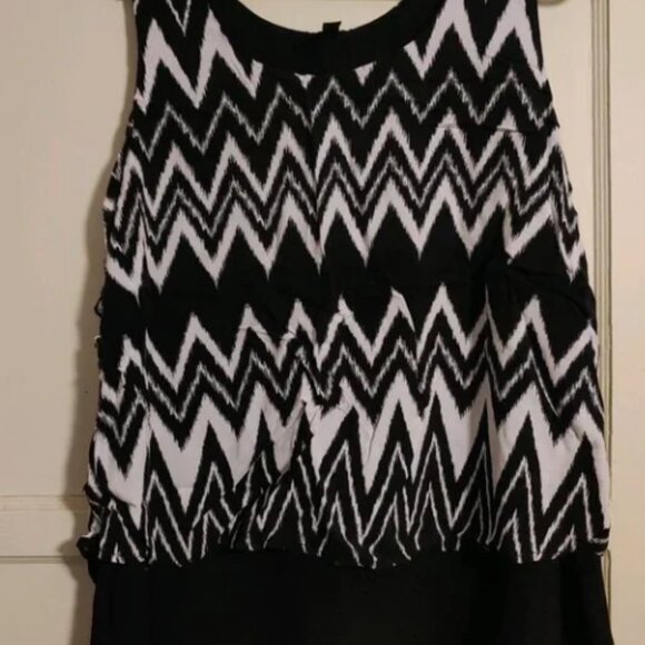 BOGO🎀BUNDLE OF 2 Tank Tops- Size Medium - Picture 6 of 6